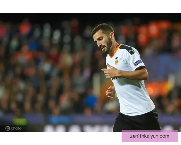 加亚边后卫风格受到西甲联赛关注，展现出出色的防守及助攻能力